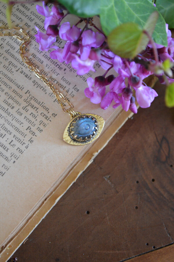 Pendentif ellipse, labradorite gravée en forme d'œil – Image 3