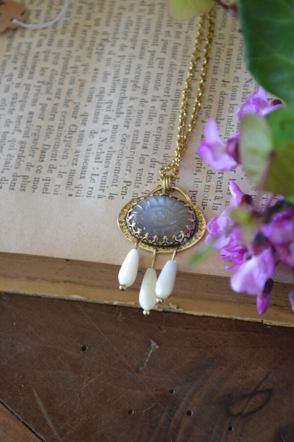 Pendentif pierre de lune gravée et larmes de nacre – Image 4