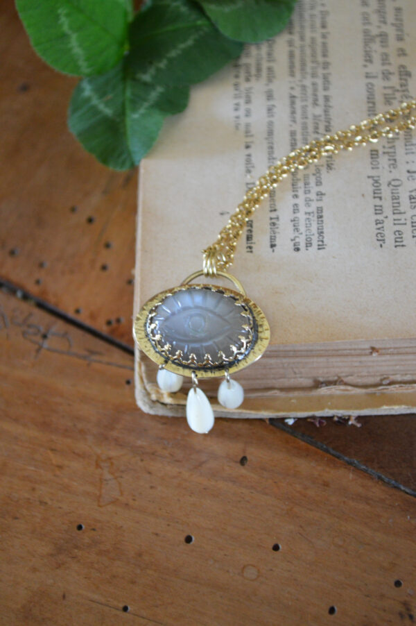 Pendentif pierre de lune gravée et larmes de nacre – Image 3