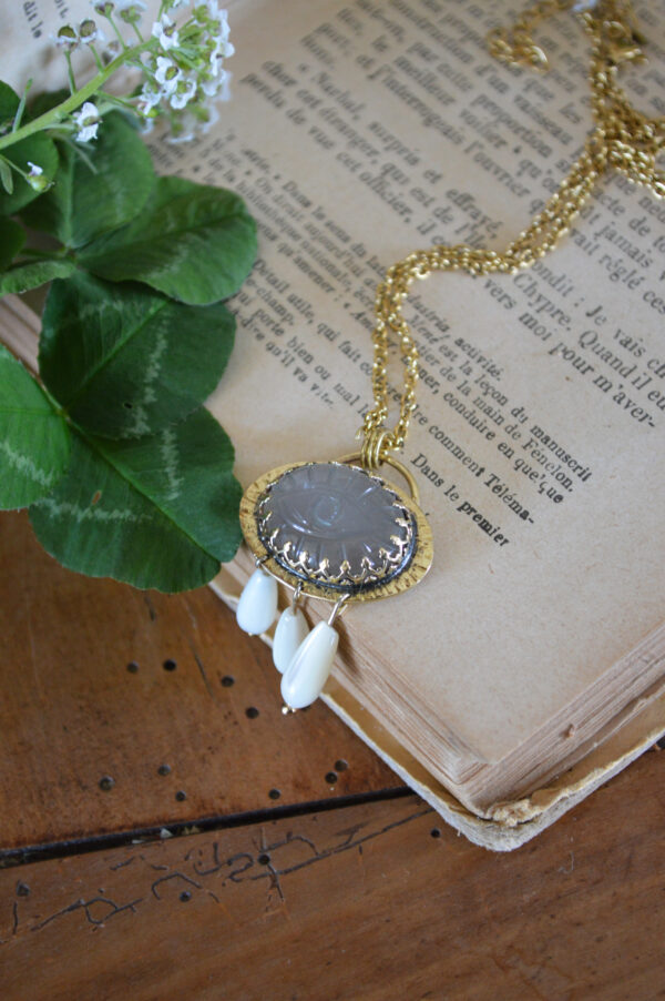Pendentif pierre de lune gravée et larmes de nacre – Image 2