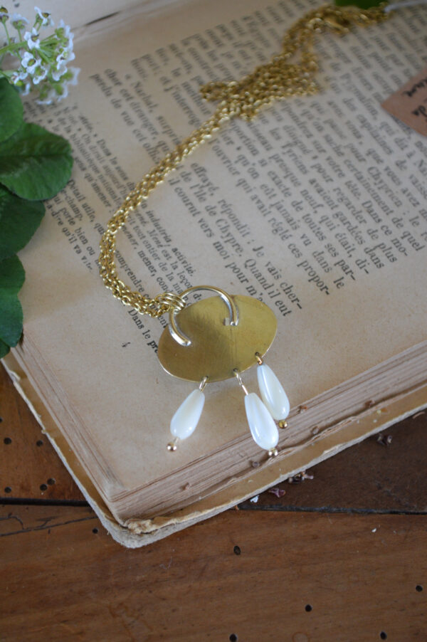 Pendentif pierre de lune gravée et larmes de nacre – Image 5