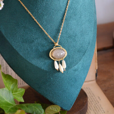 Pendentif pierre de lune gravée et larmes de nacre