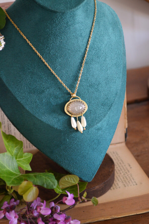Pendentif pierre de lune gravée et larmes de nacre