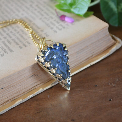 Pendentif triangulaire, labradorite gravée