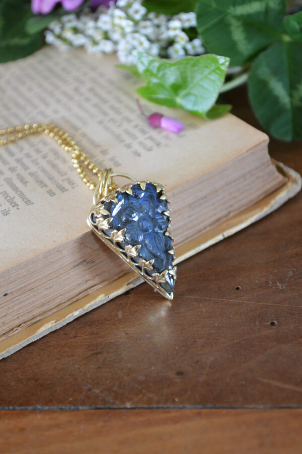 Pendentif triangulaire, labradorite gravée