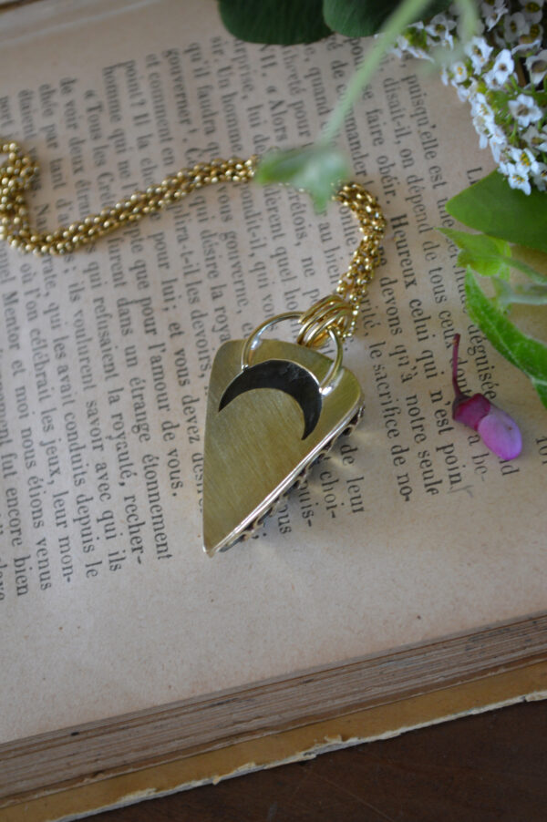 Pendentif triangulaire, labradorite gravée – Image 4