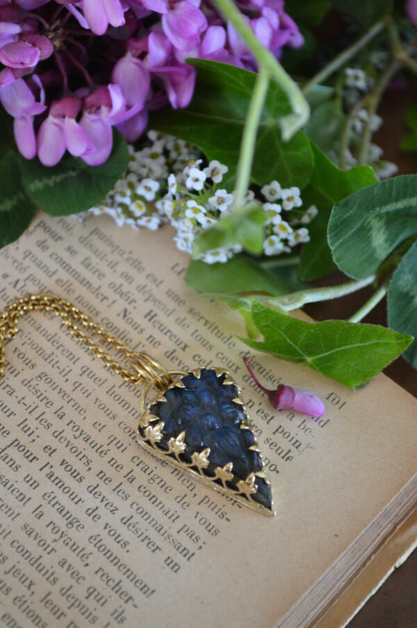 Pendentif triangulaire, labradorite gravée – Image 3