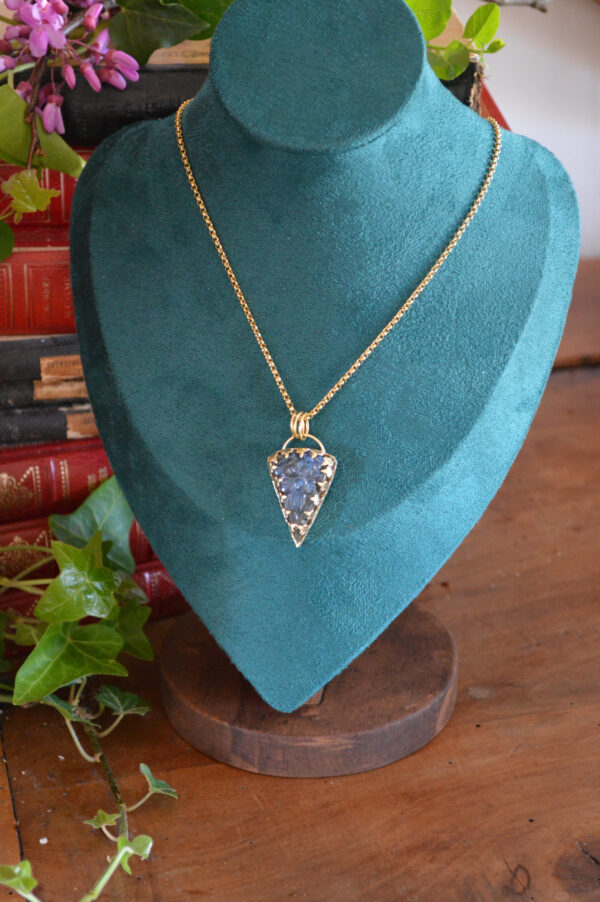 Pendentif triangulaire, labradorite gravée – Image 2