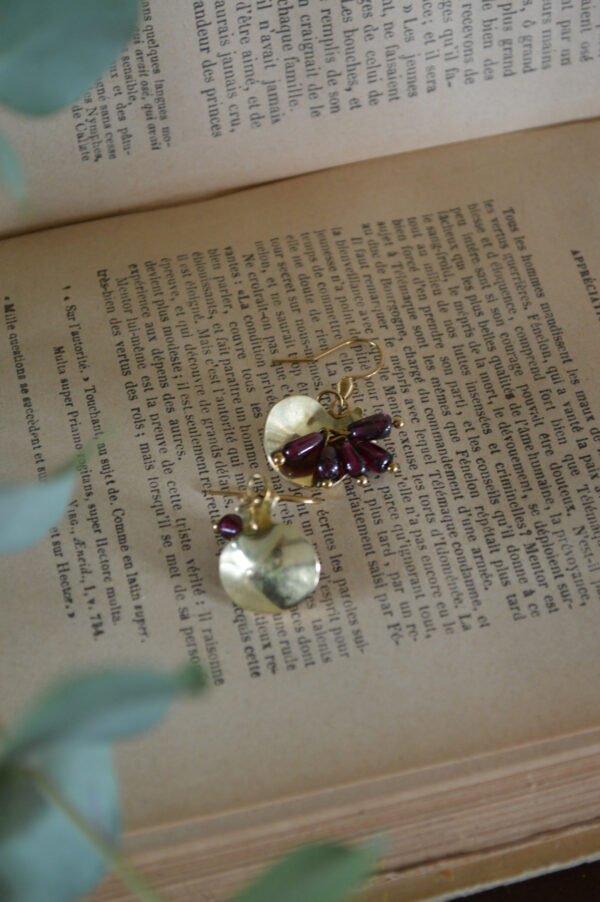 Boucles d'oreilles Liens de Perséphone, perles de grenat – Image 4