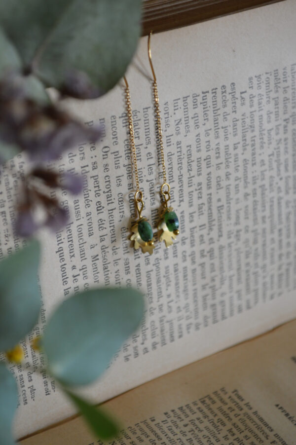 Boucles d'oreilles traversantes, Pousses de chêne et rubis zoïsite