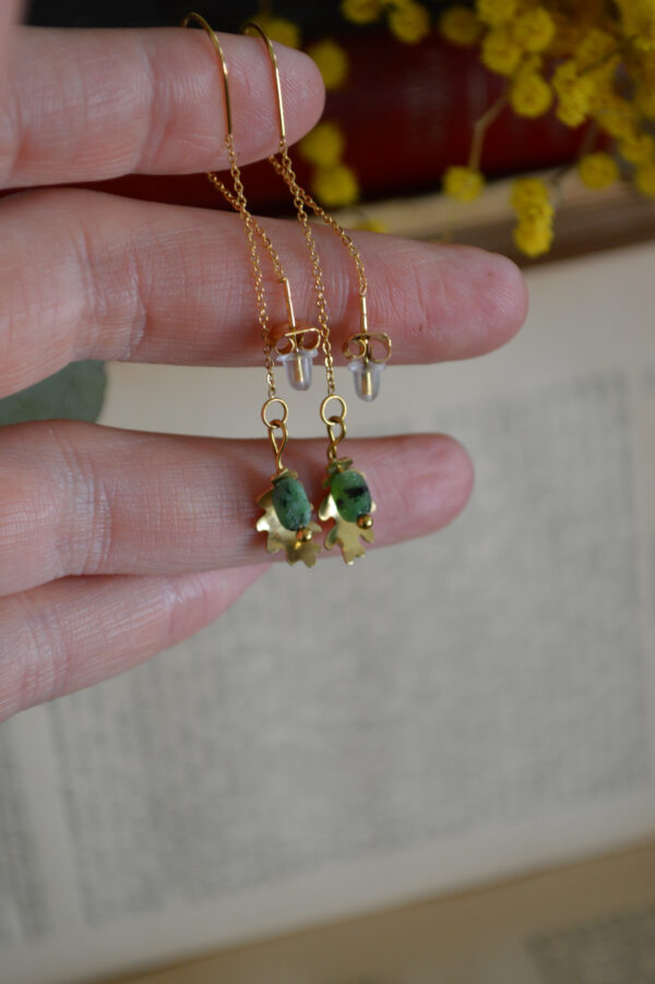 Boucles d'oreilles traversantes, Pousses de chêne et rubis zoïsite – Image 3