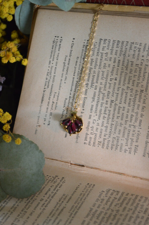 Pendentif Liens de Perséphone, perles de grenat