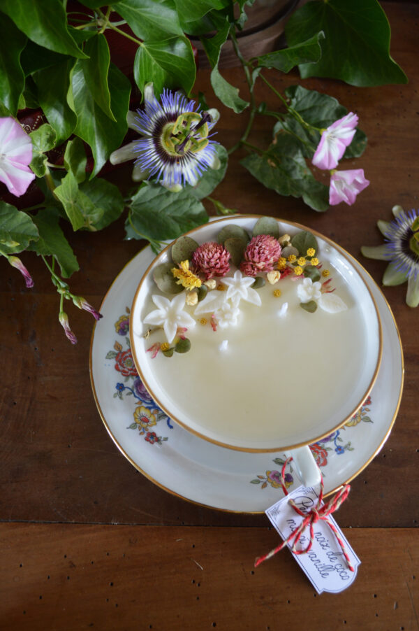 Grande bougie parfumée dans une tasse chinée : décors floral et parfum estival – Image 2