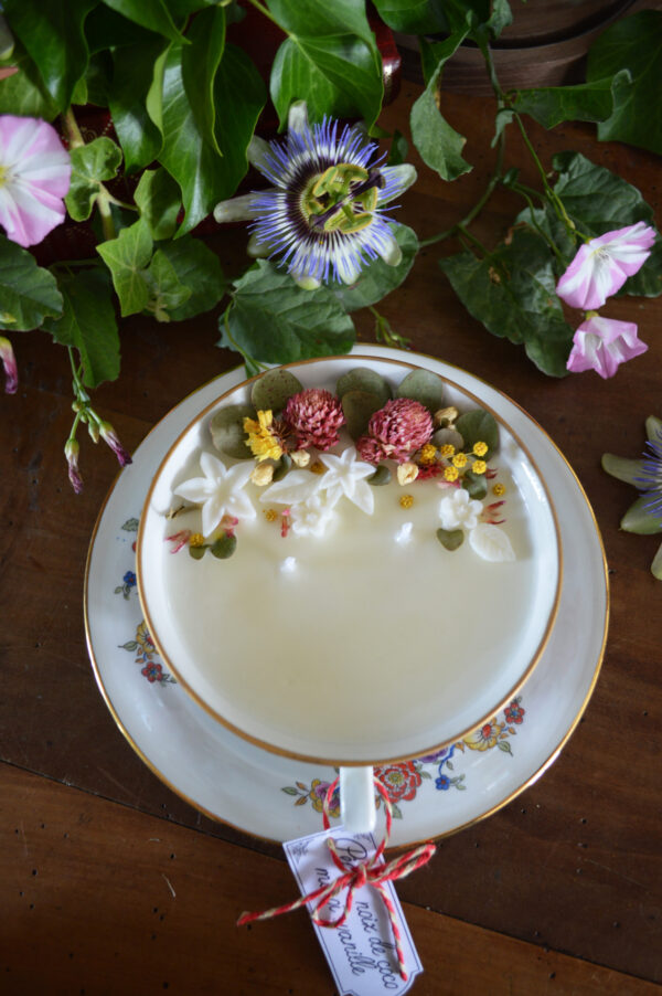 Grande bougie parfumée dans une tasse chinée : décors floral et parfum estival – Image 4
