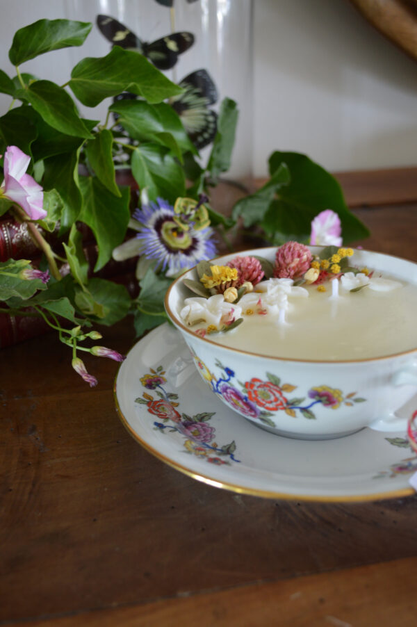 Grande bougie parfumée dans une tasse chinée : décors floral et parfum estival – Image 3