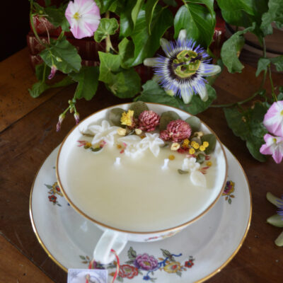 Grande bougie parfumée dans une tasse chinée : décors floral et parfum estival