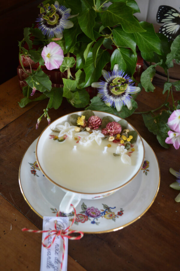 Grande bougie parfumée dans une tasse chinée : décors floral et parfum estival