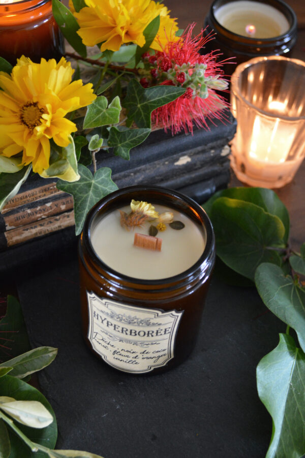 Bougie parfumée dans un pot apothicaire ambré, Hyperborée