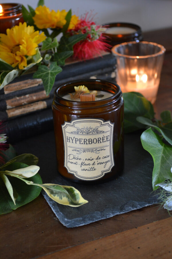 Bougie parfumée dans un pot apothicaire ambré, Hyperborée – Image 2