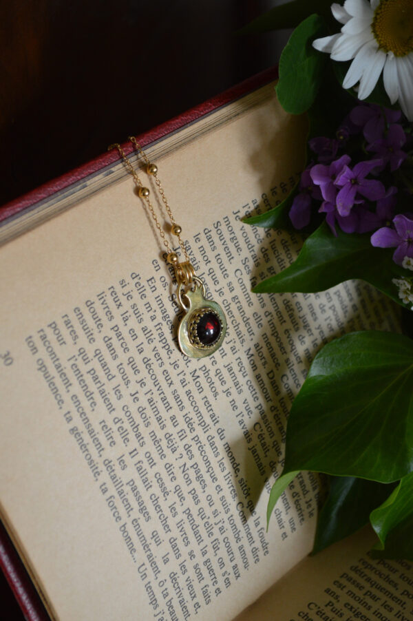 Pendentif Liens de Perséphone, cabochon de grenat – Image 3