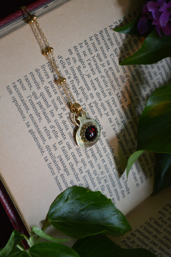 Pendentif Liens de Perséphone, cabochon de grenat – Image 4