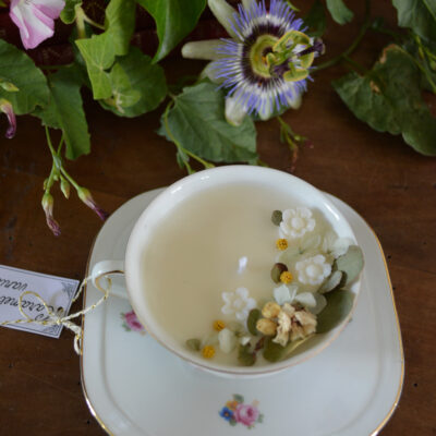Bougie parfumée dans une tasse chinée : décors de fleurs et parfum gourmand