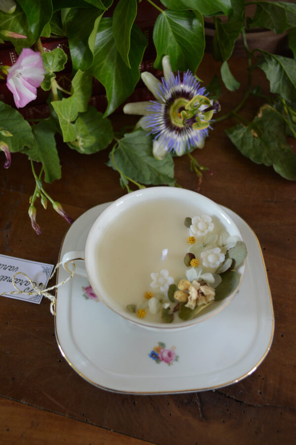 Bougie parfumée dans une tasse chinée : décors de fleurs et parfum gourmand