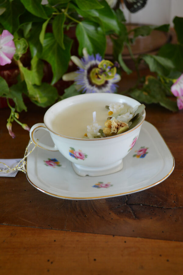 Bougie parfumée dans une tasse chinée : décors de fleurs et parfum gourmand – Image 4