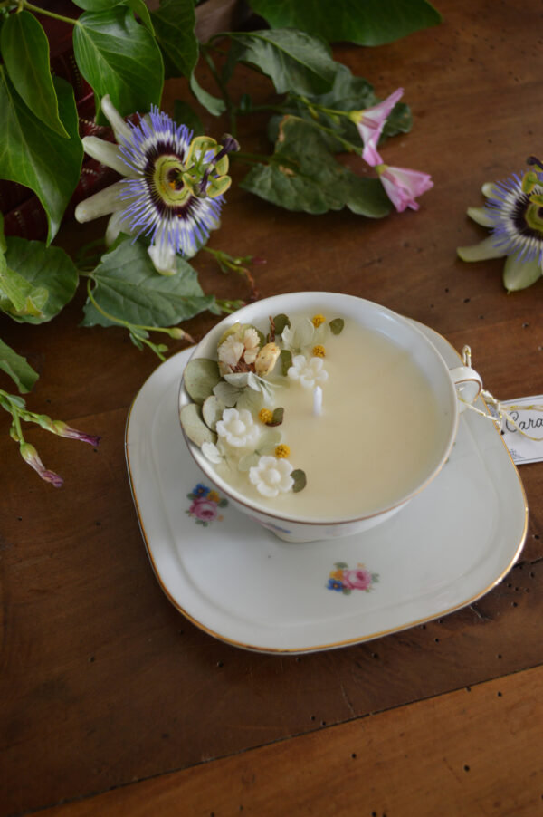 Bougie parfumée dans une tasse chinée : décors de fleurs et parfum gourmand – Image 3