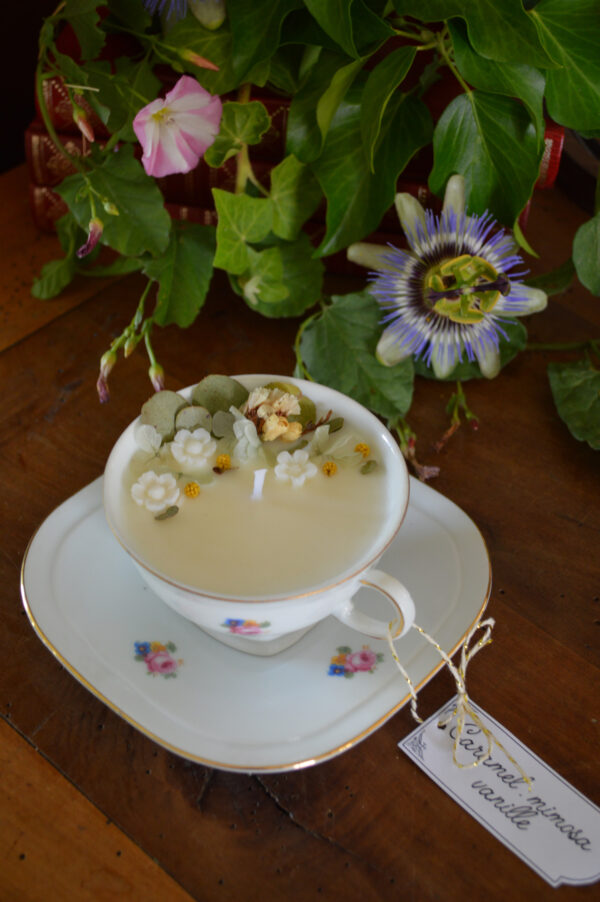 Bougie parfumée dans une tasse chinée : décors de fleurs et parfum gourmand – Image 2