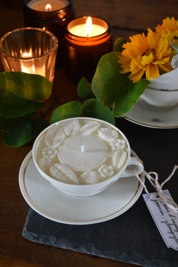 Bougie parfumée dans une tasse chinée : décors végétaux et fleur d'oranger