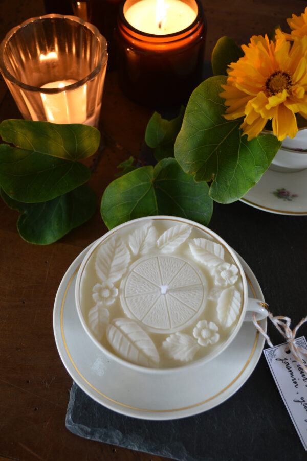 Bougie parfumée dans une tasse chinée : décors végétaux et fleur d'oranger – Image 2