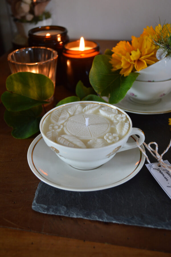 Bougie parfumée dans une tasse chinée : décors végétaux et fleur d'oranger – Image 3