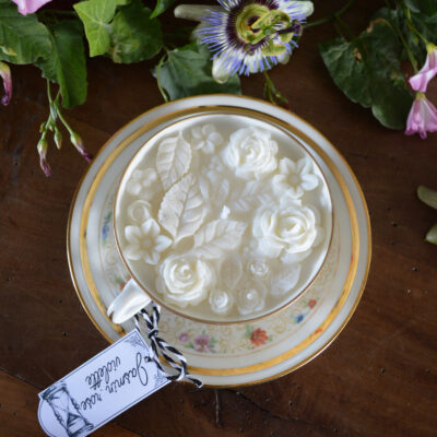 Bougie parfumée dans une tasse chinée : décors et parfum floraux