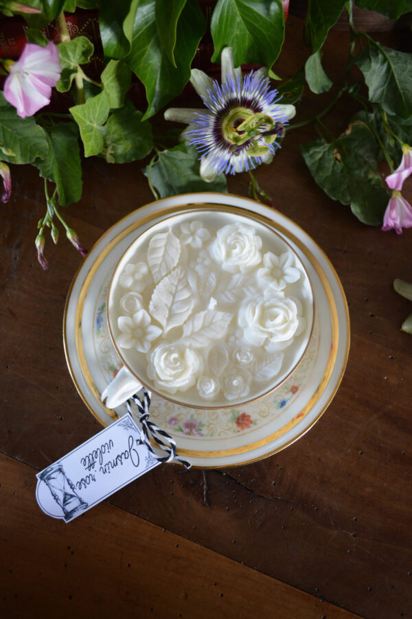 Bougie parfumée dans une tasse chinée : décors et parfum floraux