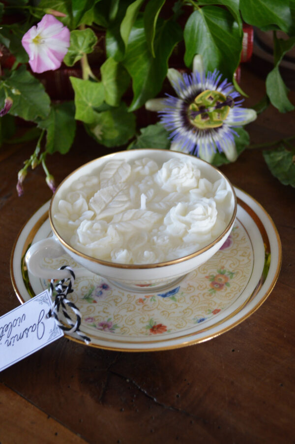 Bougie parfumée dans une tasse chinée : décors et parfum floraux – Image 3