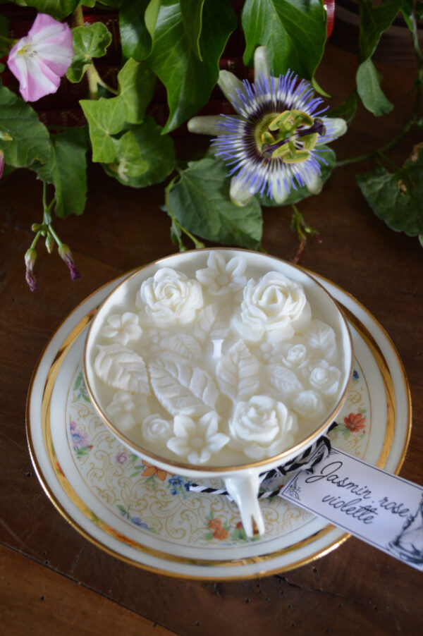 Bougie parfumée dans une tasse chinée : décors et parfum floraux – Image 2