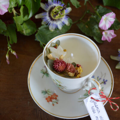 Bougie parfumée dans une tasse chinée : décors et parfum floraux