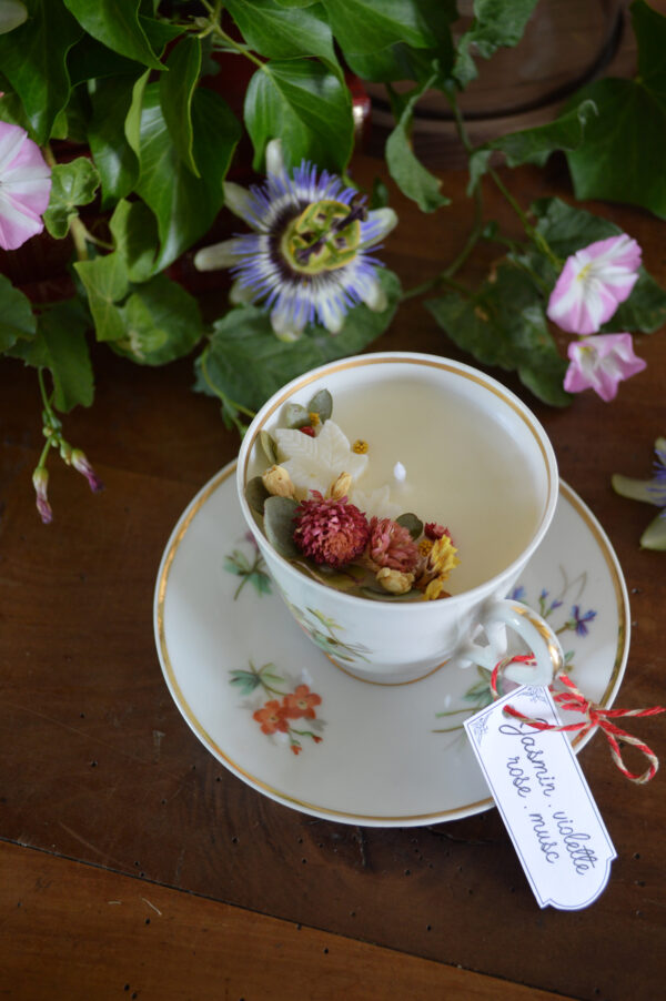 Bougie parfumée dans une tasse chinée : décors et parfum floraux