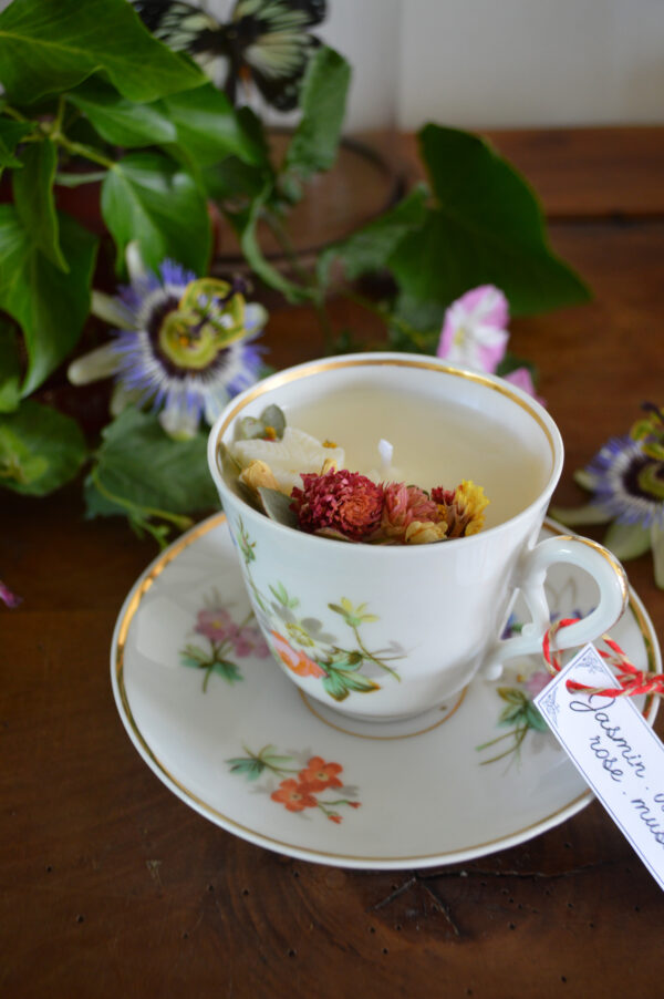 Bougie parfumée dans une tasse chinée : décors et parfum floraux – Image 3