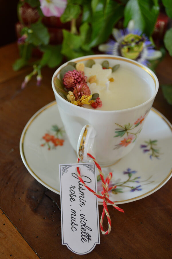 Bougie parfumée dans une tasse chinée : décors et parfum floraux – Image 4