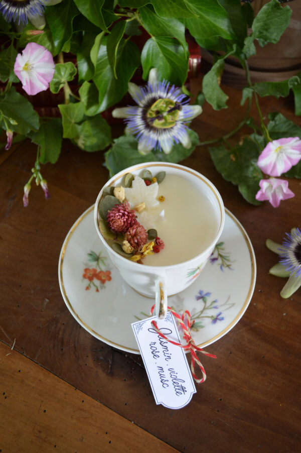 Bougie parfumée dans une tasse chinée : décors et parfum floraux – Image 2