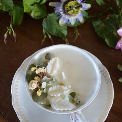 Bougie parfumée dans une tasse chinée : décors floral et parfum de fruits rouges