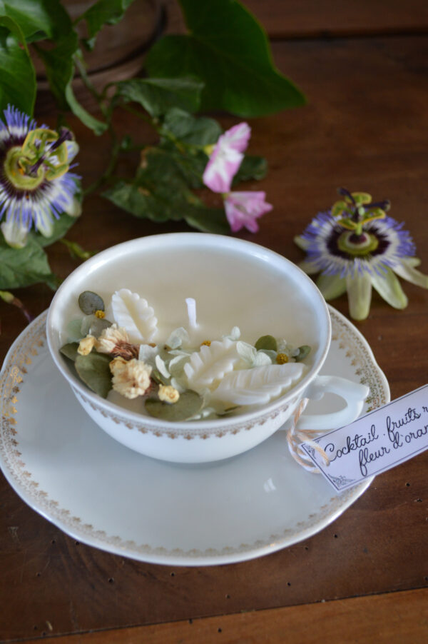 Bougie parfumée dans une tasse chinée : décors floral et parfum de fruits rouges – Image 3