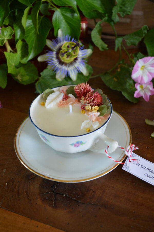 Bougie parfumée dans une tasse chinée : décors de fleurs roses et parfum gourmand – Image 4