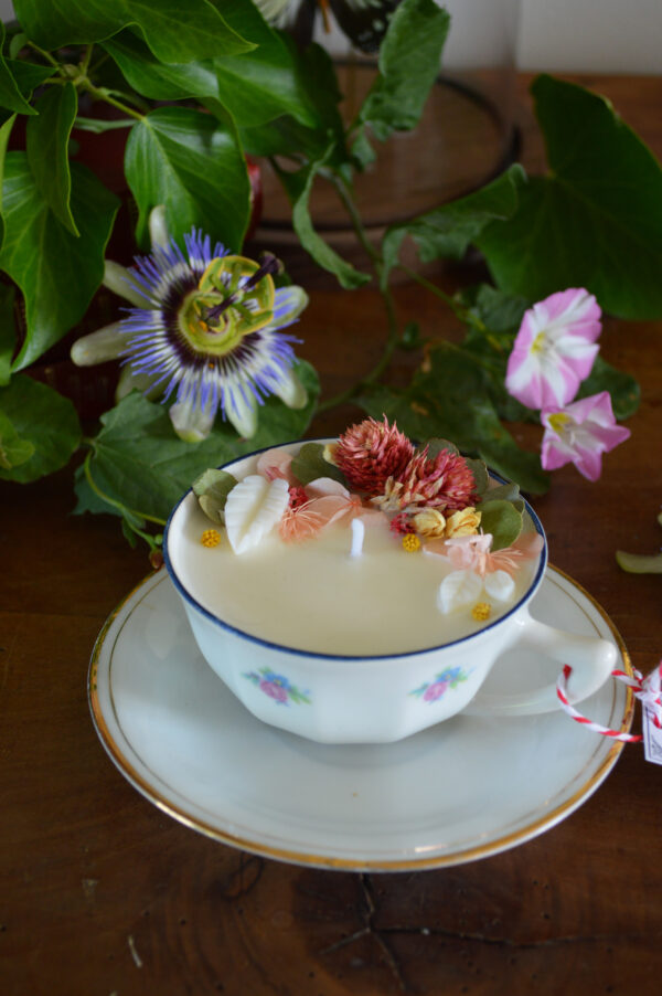 Bougie parfumée dans une tasse chinée : décors de fleurs roses et parfum gourmand – Image 2