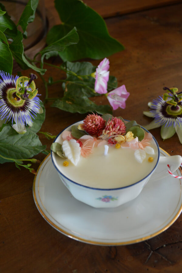 Bougie parfumée dans une tasse chinée : décors de fleurs roses et parfum gourmand – Image 3