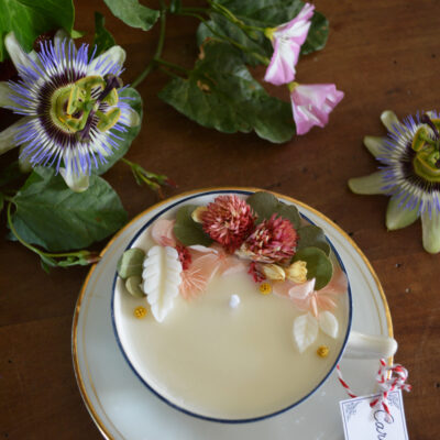 Bougie parfumée dans une tasse chinée : décors de fleurs roses et parfum gourmand