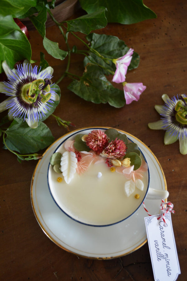 Bougie parfumée dans une tasse chinée : décors de fleurs roses et parfum gourmand