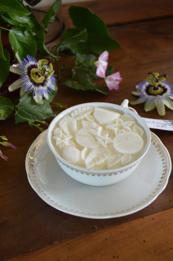 Bougie parfumée dans une tasse chinée : décors agrumes et végétaux – Image 2